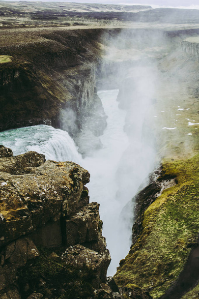 岩の間の川に落ちるガルフォスの滝の水。アイスランドの風景 - 写真・画像