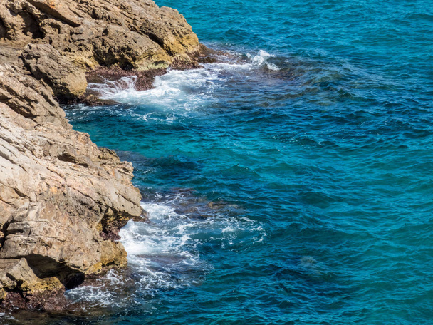 Beautiful sea waves break on stones.Close up - Foto, Imagen