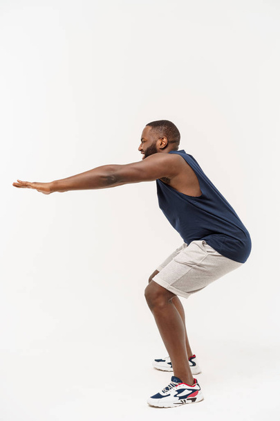 Africano deporte hombre ejercicio y estiramiento sobre fondo blanco
 - Foto, Imagen