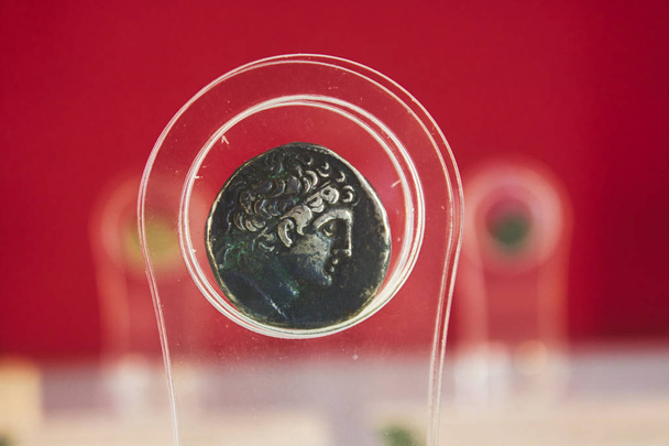 Dracma antigo, uma moeda de prata do tempo do Rei Ptolomeu
 - Foto, Imagem