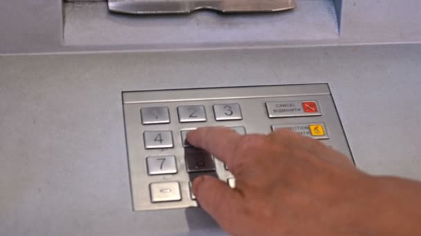 Ανθρώπινο ή γυναικείο χέρι που εισέρχεται στον κωδικό ασφαλείας ή στο ATM με κουμπιά στο πληκτρολόγιο. Γκρο πλαν. - Πλάνα, βίντεο