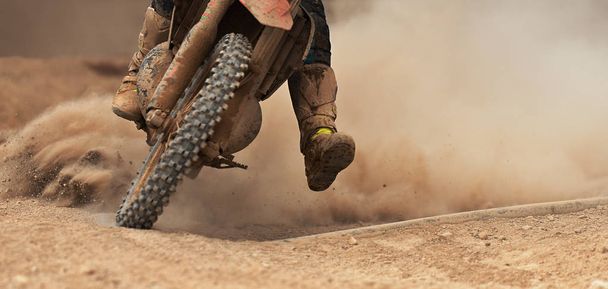 Motocross-Rennfahrer beschleunigt Geschwindigkeit in der Bahn, fährt im Motocross-Rennen - Foto, Bild