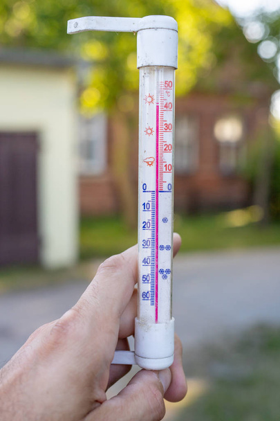 Thermometer indicating high temperature. Heat in the city is a t - Zdjęcie, obraz