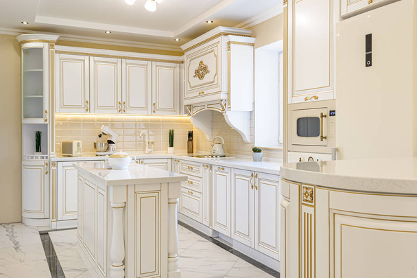 estilo neoclássico interior de cozinha de luxo com ilha
 - Foto, Imagem