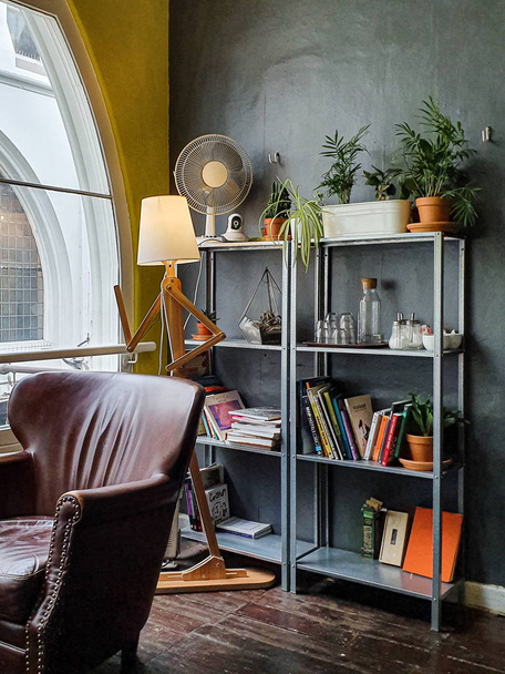 Un look moderne élégant pour un café complet avec des étagères à livres et des plantes
 - Photo, image