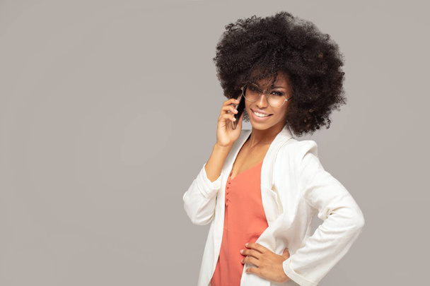 Mulher afro bonita falando por telefone móvel
. - Foto, Imagem