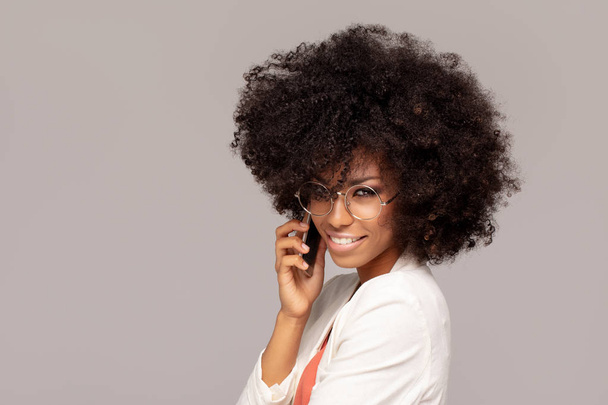 Beautiful afro woman talking by mobile phone. - Foto, afbeelding