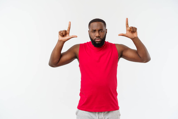 Genç spor afrikalı amerikalı adam mutsuz ve sinirli ve işaret parmakları - Fotoğraf, Görsel