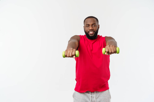 Jonge Afro-Amerikaanse atleet houden hijs dumbbells op geïsoleerde witte achtergrond. - Foto, afbeelding