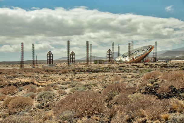 Güneş Panelleri ile Büyük parabolik Çanak. Enegy üretmek için terk edilmiş inşaat. Metanol ve kömür üretiminde kullanılır. El Medano, Tenerife, Kanarya Adaları - Fotoğraf, Görsel