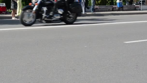 オートバイの道のバイクに乗る人 - 映像、動画