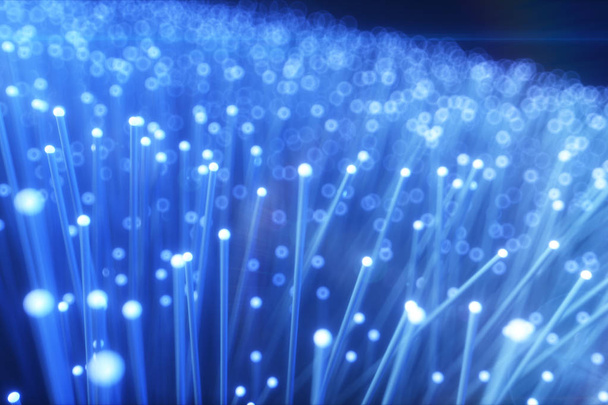 Des millions de fils de fibre optique transmettant un signal, un signal clignotant, le concept de la dernière technologie. Illustration 3d
 - Photo, image