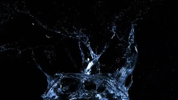 Szuper lassított mozgású fröccsenő víz elszigetelt fekete háttérrel. Nagyon nagy sebességű kamerával filmezve, 1000 fps. - Felvétel, videó
