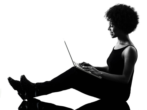 молода дівчина-підліток жінка комп'ютерний ноутбук тінь силует ізольовані
 - Фото, зображення