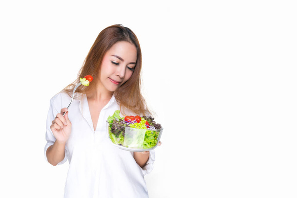 Mulher usando uma tigela branca segurando uma tigela de salada
. - Foto, Imagem