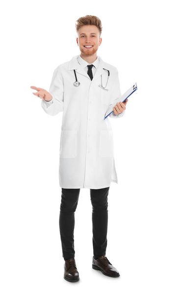 Retrato completo del médico con portapapeles y estetoscopio aislados en blanco
 - Foto, Imagen