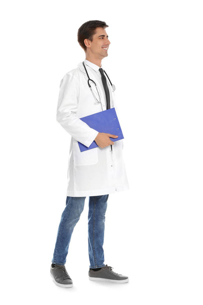 Полноразмерный портрет врача с блокнотом и стетоскопом, изолированный на белом
 - Фото, изображение
