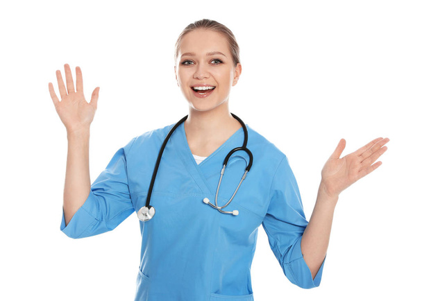 Portret van emotionele medische arts met stethoscoop geïsoleerd op wit - Foto, afbeelding