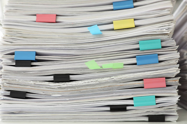 Montón de documentos con clips de papel, primer plano
 - Foto, Imagen
