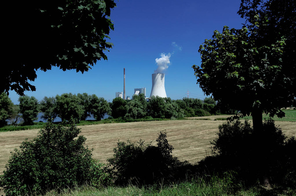 vapore e fumo escono dalla torre di raffreddamento della centrale elettrica a carbone Duisburg-Walsum
  - Foto, immagini
