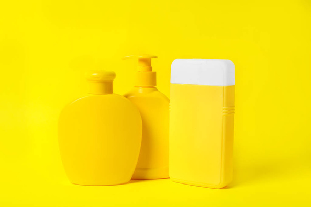 Bottles of shampoo on yellow background. Natural cosmetic products - Fotoğraf, Görsel