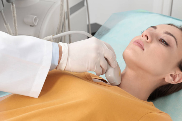Doktor, který provádí ultrazvukovou zkoušku pacientova krku na klinice - Fotografie, Obrázek