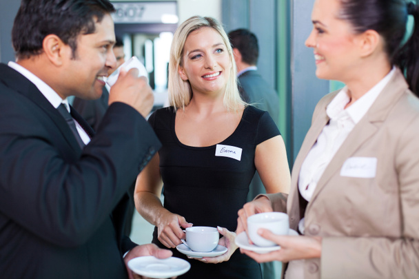 セミナー中のコーヒー ブレークを持つビジネス人々 - 写真・画像