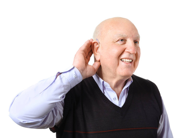 Uomo anziano con apparecchio acustico su sfondo bianco
 - Foto, immagini
