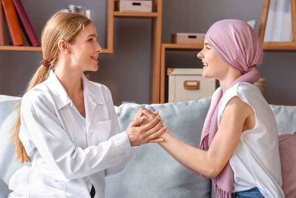 Dokter die na chemotherapie goed nieuws aan de vrouw vertelt - Foto, afbeelding