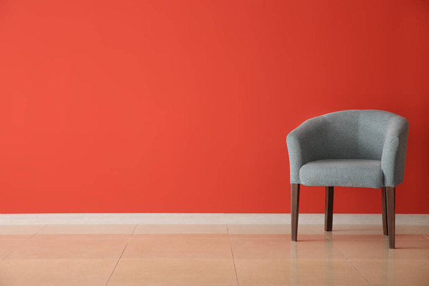 Cómodo sillón cerca de la pared de color en la habitación - Foto, imagen