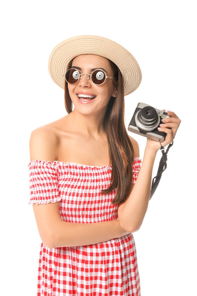 Vrouwelijke toerist met fotocamera op witte achtergrond - Foto, afbeelding