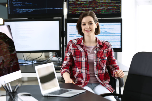 Retrato de la programadora femenina en la oficina - Foto, imagen