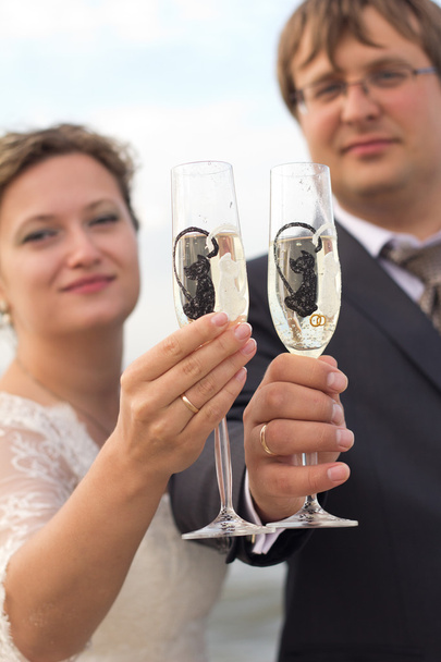 シャンパン グラスで新婚夫婦をクローズ アップ - 写真・画像