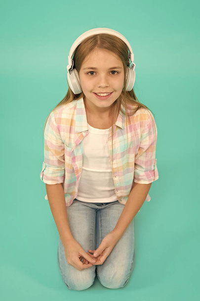 Listen to music. Beauty and fashion. small kid listen ebook, education. Childhood happiness. Mp3 player. childrens day. Audio technology. small girl child in headphones. Enjoying music - Zdjęcie, obraz