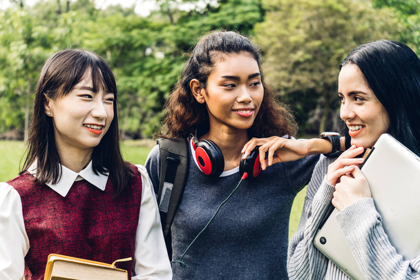 Grupo de estudantes internacionais sorridentes ou adolescentes de pé wi
 - Foto, Imagem