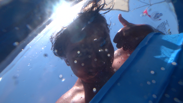 Child having fun on deep blue sea at summer holiday 12 - Video, Çekim