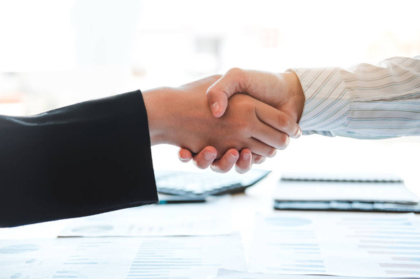 Коллеги по бизнесу пожимают руку встрече с новым стартом
 - Фото, изображение