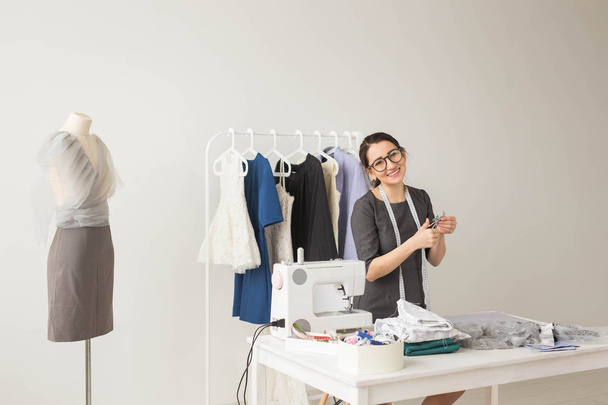 Dressmaker, diseñador de moda y el concepto de sastrería - Mujer joven diseñador, proceso de creación de un vestido
 - Foto, Imagen