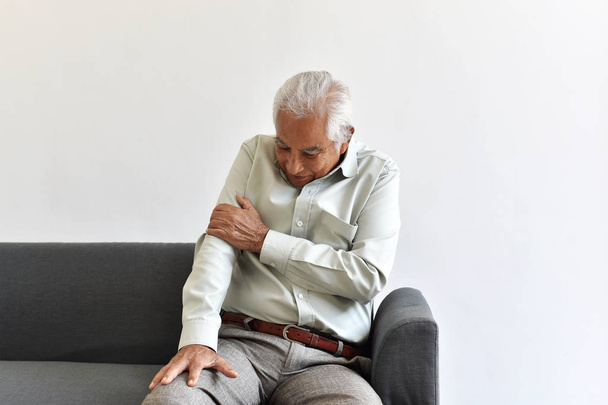 Zranění staršího asijského muže z havárie, bolest v loketní paži a společná nemoc ve starém muži, koncepce starých zdravotních problémů. - Fotografie, Obrázek