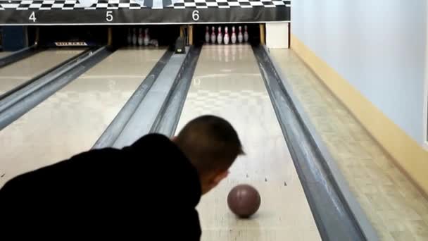 adolescente em roupas escuras jogando uma bola de boliche, visão traseira
 - Filmagem, Vídeo