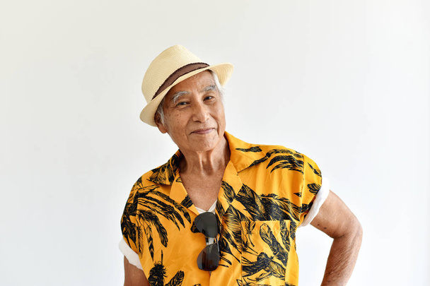 Iloinen aasialainen vanhempi vanha mies, itsevarma ja hymyilevät vanhukset värikkäässä Havaiji-paidassa, onnellinen eläkeläinen ja matkakonsepti
. - Valokuva, kuva