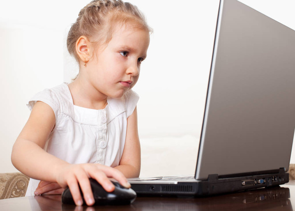 Child with laptop - 写真・画像