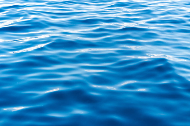 Tekstura powierzchni wody morskiej. Fale głębinowe - Zdjęcie, obraz