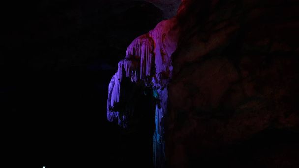 barevné jeskyně Borra v údolí araku, tvořené přirozeně - Fotografie, Obrázek