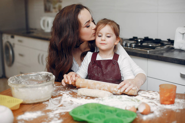 Family cook the dough for cookies - Foto, Bild