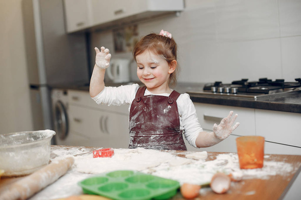 Little girl cook the dough for cookies - 写真・画像