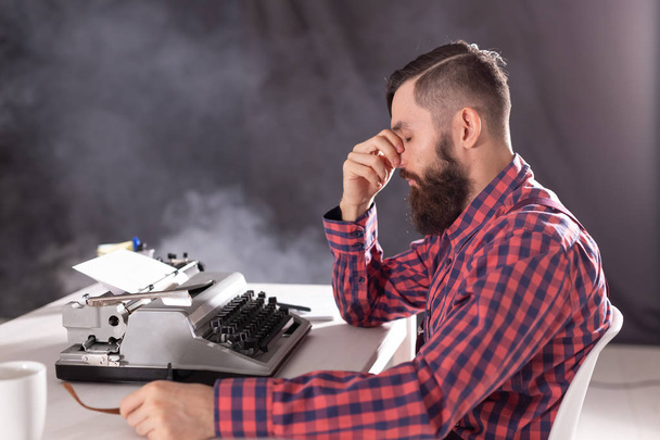 personnes, Journée mondiale de l'écrivain et concept hipster - jeune journaliste élégant travaillant sur la machine à écrire
 - Photo, image