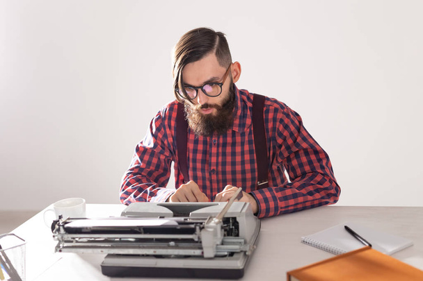 pessoas, escritor e conceito hipster - jovem escritor elegante trabalhando na máquina de escrever
 - Foto, Imagem