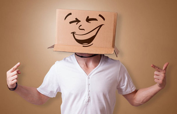 Fiatal fiú boldog kartondobozban arc - Fotó, kép