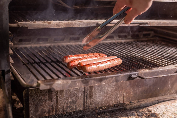 élelmiszer, finom és a hús ételek koncepció - ló kolbász elkészített grill - Fotó, kép